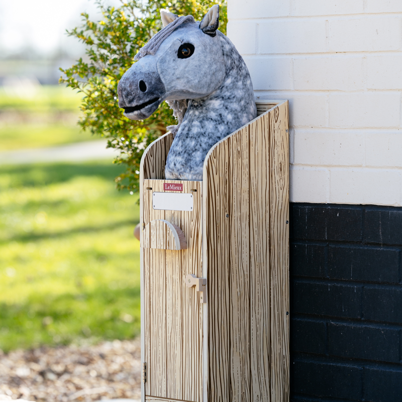LeMieux Hobby Horse Stable Wooden-1