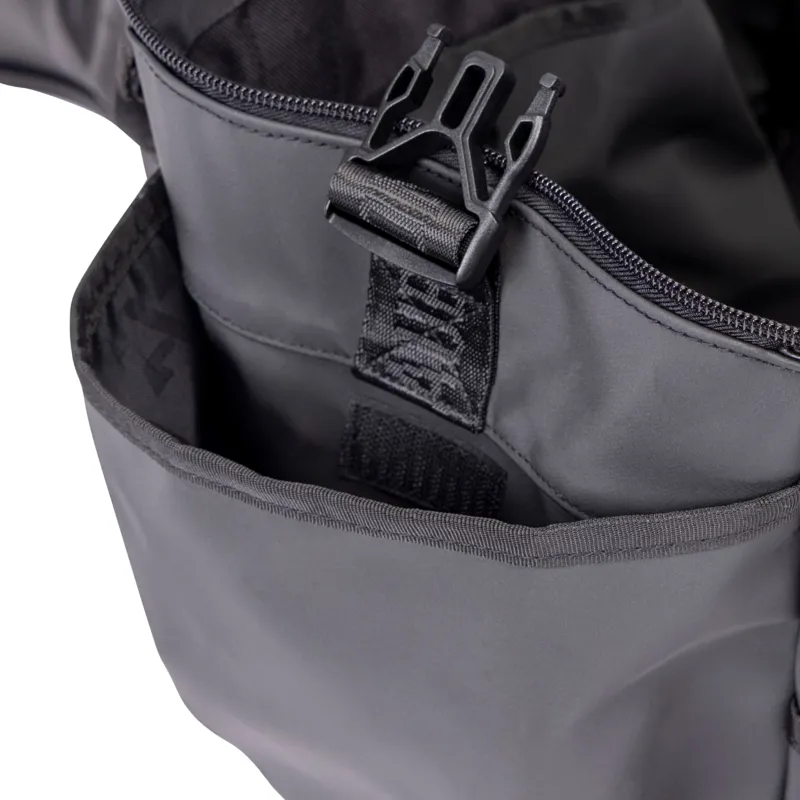 Aubrion React Large Grooming Kit Bag In Black-3