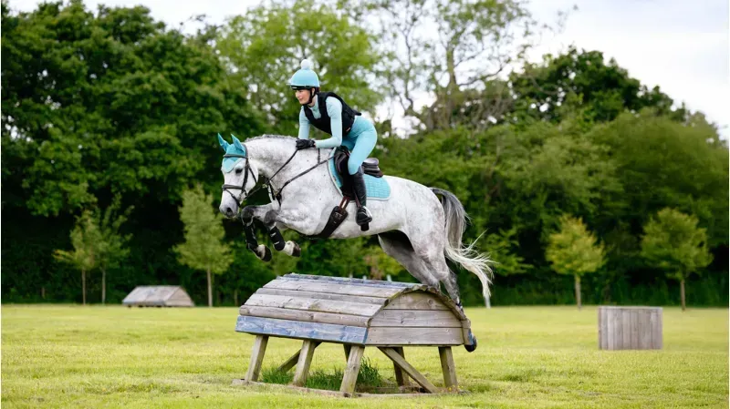 LeMieux Suede Close Contact Square in Lagoon-1