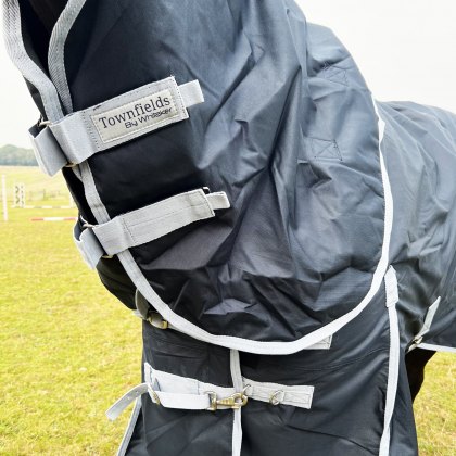 Townfields 200g Detach A Neck Medium Turnout Rug