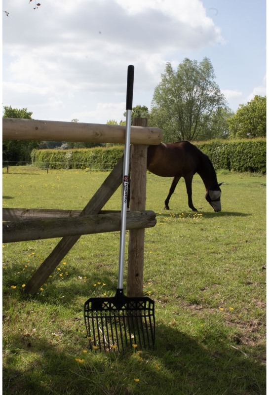 Fynalite Value Plastic Stable Fork 120cm Long Handle Fynalite Value Plastic Stable Fork 120cm Long Handle